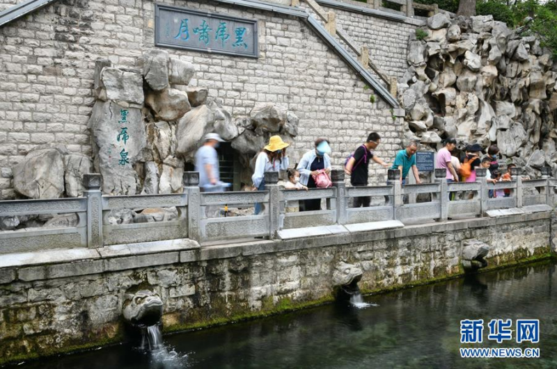 济南黑虎泉出水口出现间歇性断流（6月12日摄）。 连日来，受高温天气等多重因素影响，济南地下水位持续走低，趵突泉、黑虎泉等名泉水位均降至警戒线以下，喷涌量减小。目前，济南市已发出节水保泉倡议，并加大生态补源力度，保障泉水持续喷涌。 新华社记者 朱峥摄