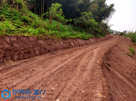 一條平整的土公路修建完成