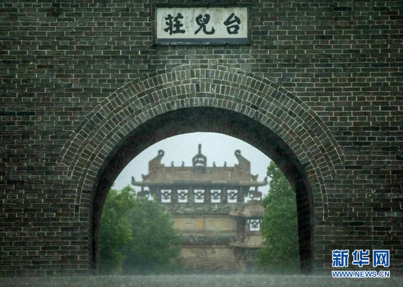“墙头雨细垂纤草,水面风回聚落花”。日前,一场突如其来的雨降临山东台儿庄古城,古色古香的街道,巍峨雄壮的城门,高大宏伟的复兴楼、器宇轩昂的船型街,在雨中如梦如幻。