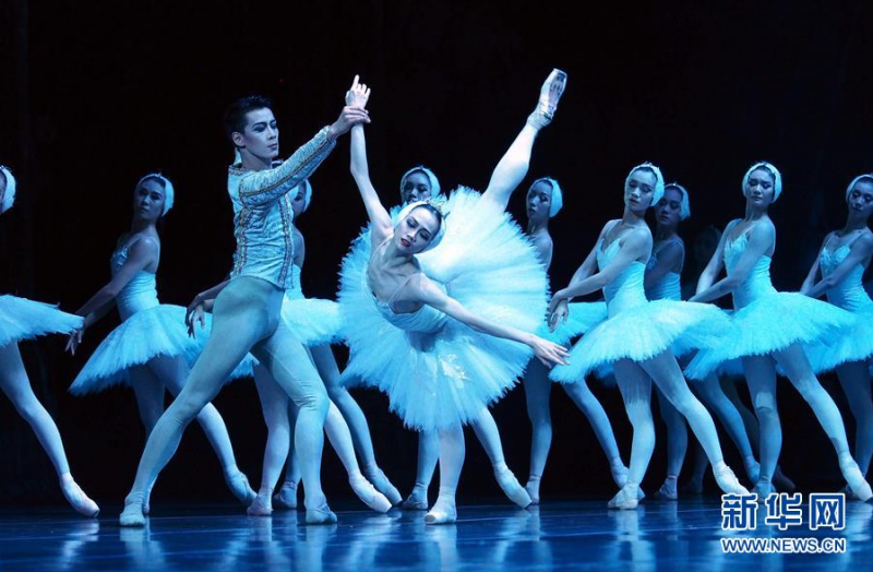 6月18日晚，上海芭蕾舞团演员在上海大剧院演出经典芭蕾舞剧《天鹅湖》。新华社记者 任珑 摄