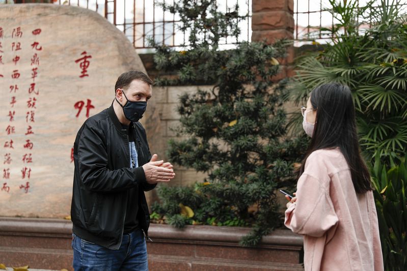 Jorah Kai Wood receives an interview from a reporter at Chongqing Foreign Language School in southwest China's Chongqing Municipality, April 10, 2020. (Xinhua/Huang Wei)