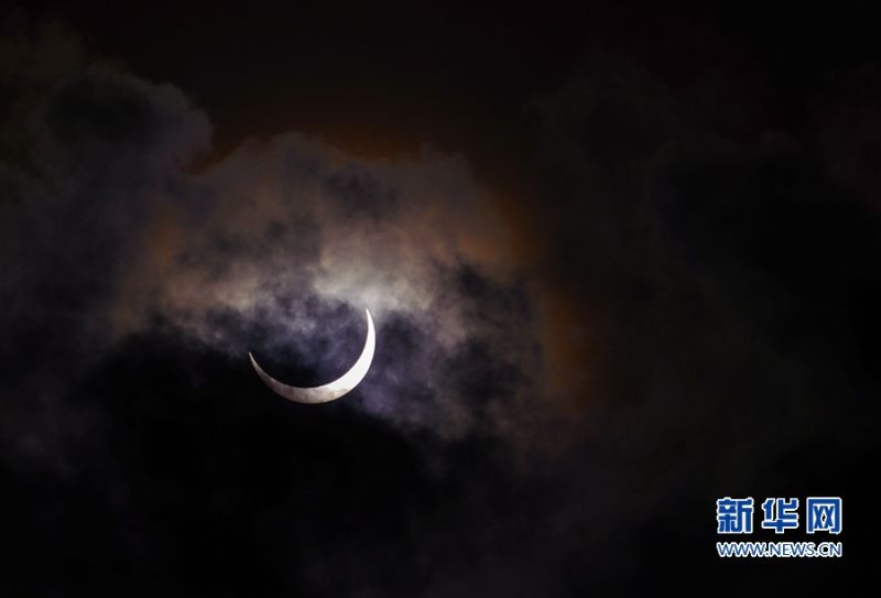 　21日下午4时21分，福建漳州，这是乌云中的食分景观。新华网 肖和勇 摄