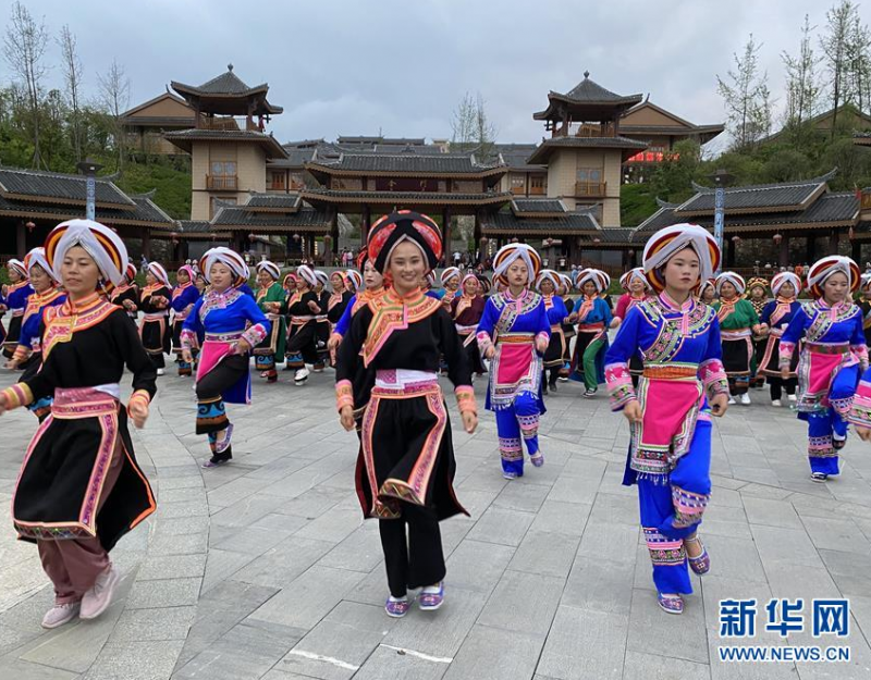 6月9日，晴隆县阿妹戚托艺术团团长文安梅（中）在领舞。新华社记者 向定杰 摄
