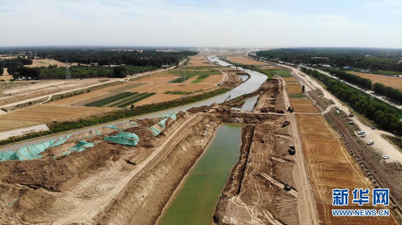 6月14日,施工人员在山东小清河复航工程济南段进行施工作业(无人机照片)。 连日来,山东小清河复航工程正在加紧施工。该工程是山东省推进内河航道建设和新旧动能转换重大项目,全长近170公里,涵盖小清河沿线五个城市,预计将于2022年复航。 新华社记者 王凯 摄