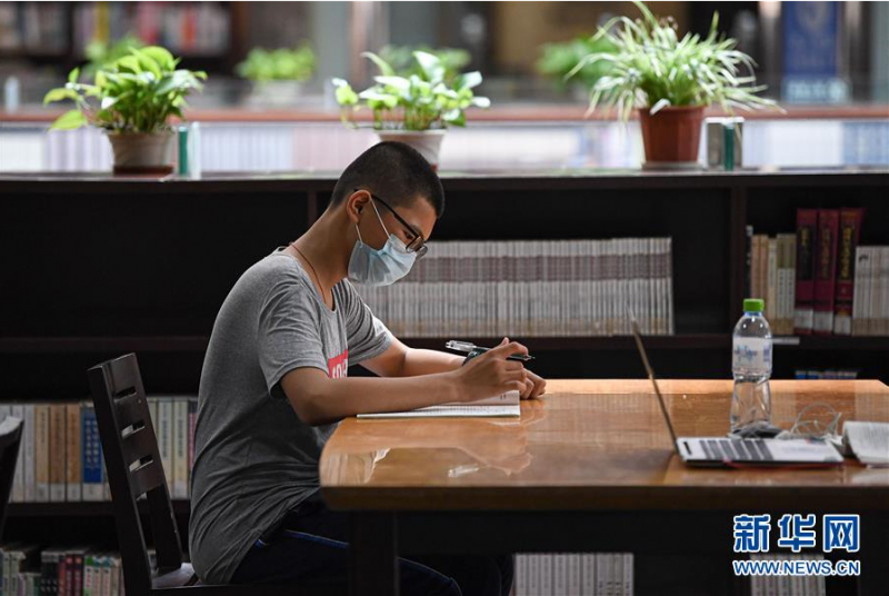 6月21日，市民在海南省图书馆学习。 近日，海口持续高温，不少市民在做好疫情防控的前提下来到海南省图书馆，在凉爽、清静的环境里阅读学习，充实自我。 新华社记者 蒲晓旭 摄