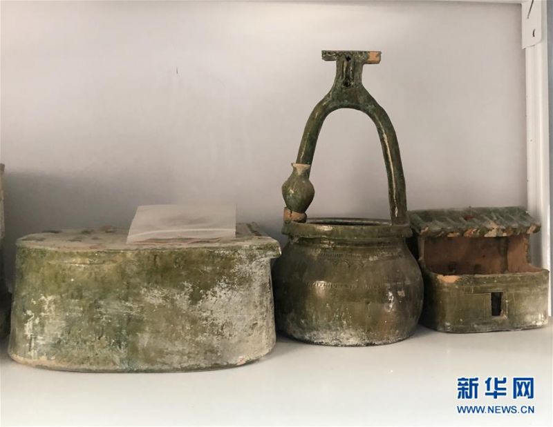 　　黄河边大型古墓群出土的秦汉时期的带釉陶瓷（5月23日摄）。 新华社记者 李丽静 摄