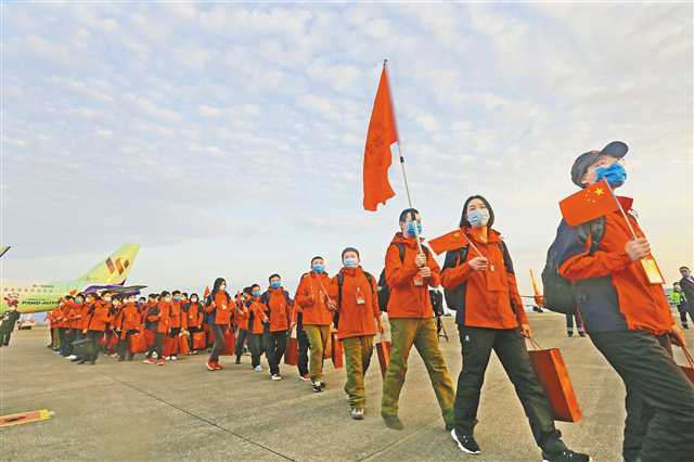     圖②：醫(yī)療隊員順利抵達(dá)重慶，受到熱烈歡迎。記者 羅斌 攝