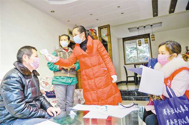 2月2日，在兩江新區(qū)人和街道邢家橋社區(qū)，社區(qū)黨委書記謝蘭（右二）和網(wǎng)格員李麗娟上門為居民測體溫，同時拉家常為他們排解焦慮。