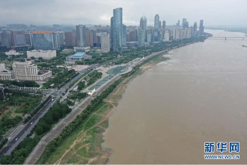 这是6月9日拍摄的赣江南昌段江面（无人机照片）。 受连日持续降雨影响，赣江江西南昌段水位缓慢升高。6月9日6时，赣江南昌段水位18.95米。6月7日起，当地海事部门开始对赣江南昌段水域实施交通管制。 新华社记者 周密 摄