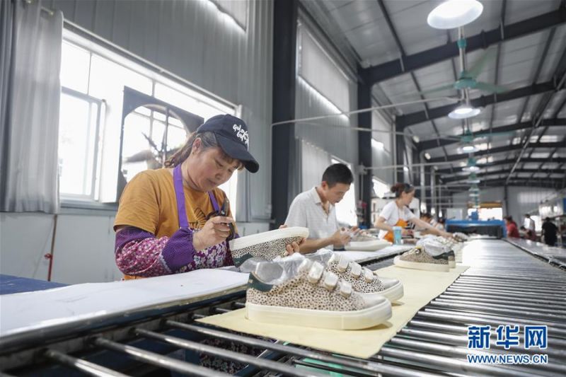 　6月18日，在重庆市奉节县安坪镇弘源鞋业扶贫车间，工人在生产线上作业。 近年来，重庆市奉节县安坪镇利用场地、劳动力等优惠政策，逐步建设三期扶贫车间7700平方米，发展制伞、制鞋、制衣等企业9家，累计带动贫困户100余人在家门口就业，实现脱贫增收。 新华社记者 黄伟 摄