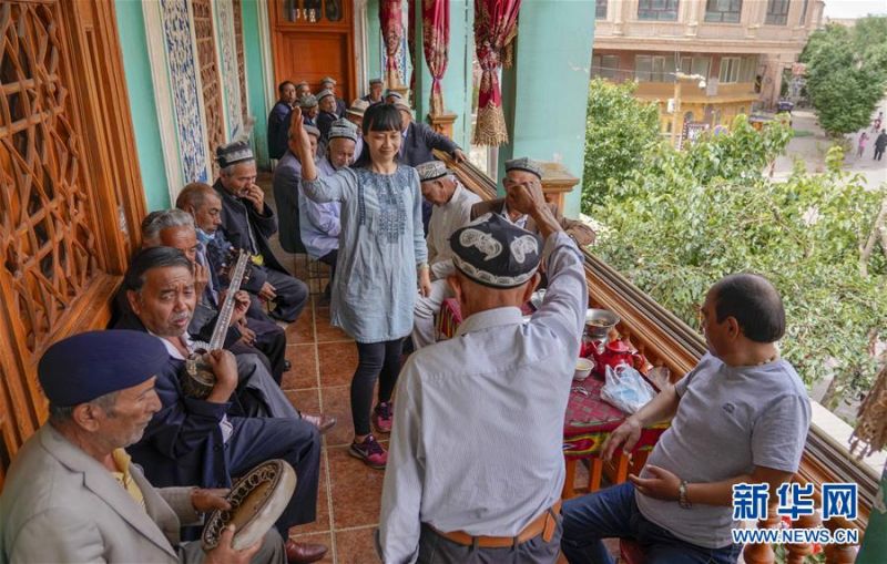 在新疆喀什老城的“百年茶馆”,游客和当地茶客边品茶边休闲(5月17日摄)。 新华社记者 赵戈 摄