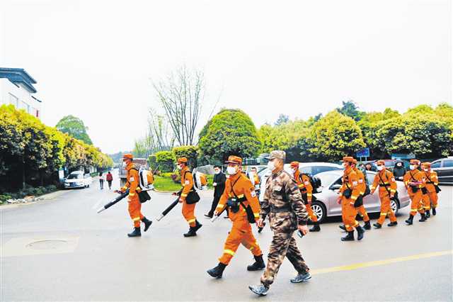 自4月3日以來，四川省森林消防總隊(duì)駐重慶市分隊(duì)每天派出4個(gè)小組，與重慶市應(yīng)急管理部門工作人員一道，對(duì)重慶主城“四山”（即縉云山、銅鑼山、中梁山、明月山）重點(diǎn)林區(qū)開展防火宣傳和巡護(hù)勤務(wù)，向群眾宣傳森林防火法律法規(guī)，及時(shí)處置森林火災(zāi)隱患，確?；鹎榈谝粫r(shí)間發(fā)現(xiàn)、第一時(shí)間處置。