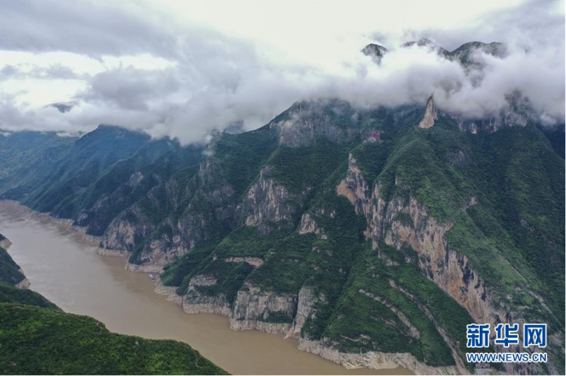 这是6月21日在重庆市巫山县拍摄的雨后巫峡，两岸碧山如画，云雾缭绕在其间（无人机照片）。新华社记者 黄伟摄
