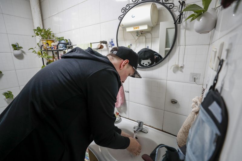 Jorah Kai Wood washes his hands after returning home in southwest China's Chongqing Municipality, April 10, 2020. (Xinhua/Huang Wei)