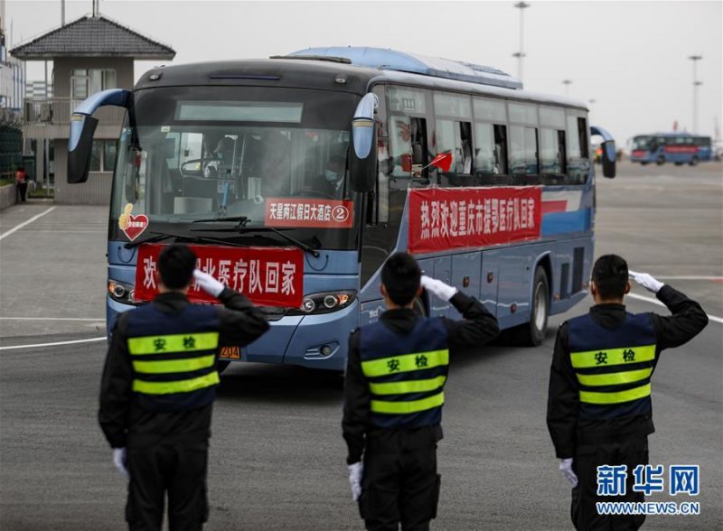 　　3月29日，機(jī)場(chǎng)地勤人員向重慶支援湖北醫(yī)療隊(duì)最后一批返回隊(duì)員敬禮致敬。新華社發(fā)（黃偉 攝）