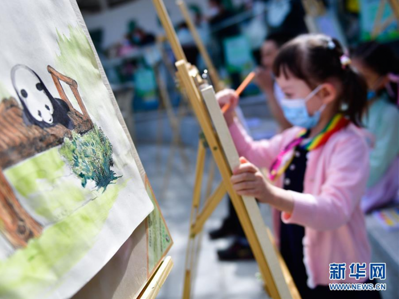 5月31日，小朋友在西宁熊猫馆内绘画。 新华社记者 张龙 摄