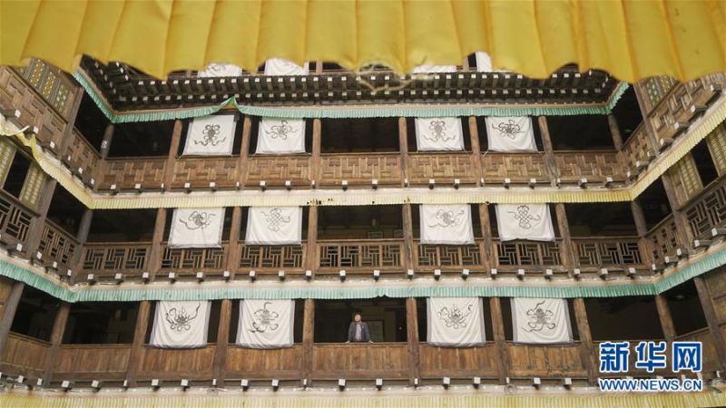 　　游客在卓克基土司官寨参观（6月6日摄）。 坐落在四川省阿坝藏族羌族自治州马尔康市的卓克基土司官寨规模庞大，构造精细，总建筑面积5400平方米，建筑为仿四合院结构，融合了藏汉建筑艺术精华。1935年红军长征途中的卓克基会议在此举行。 新华社记者 高健钧 摄