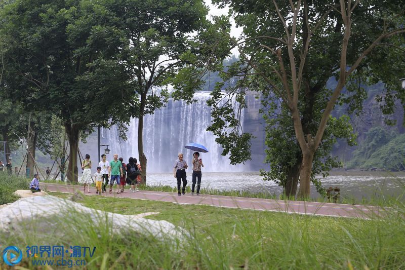 游人在北碚大磨灘濕地公園游玩。(攝影：秦廷富）