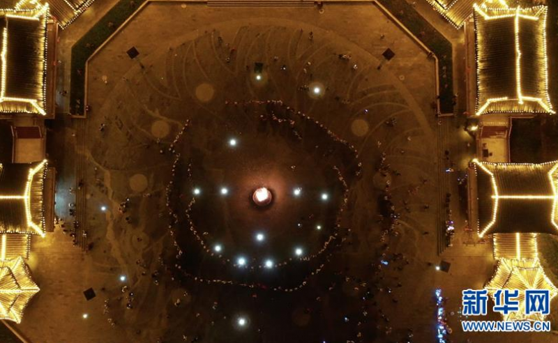 6月9日，群众在阿妹戚托小镇的金门广场上跳舞（无人机照片）。新华社记者 吴斯洋 摄