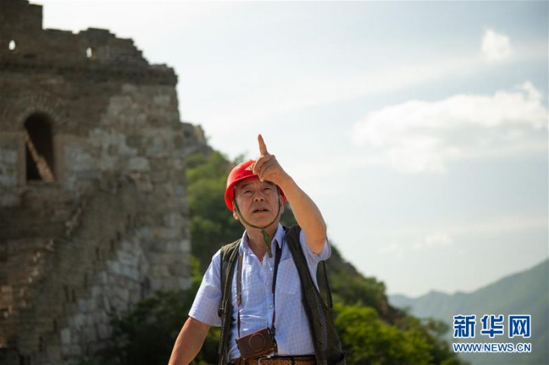 程永茂登上箭扣长城查看修缮区域(6月10日摄)。新华社发(陈钟昊摄)