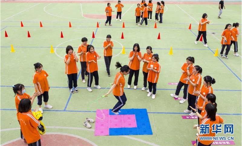 6月18日，河北省衡水市第十四中学高三年级学生在操场做减压游戏。 距2020年全国高考还有不到20天的时间，考生复习进入最后冲刺阶段。河北省衡水市第十四中学在积极做好高三学生复习备考的同时，开展多种形式的减压活动，帮助学生释放紧张情绪，以自信乐观的心态迎接高考。 新华社记者 朱旭东 摄