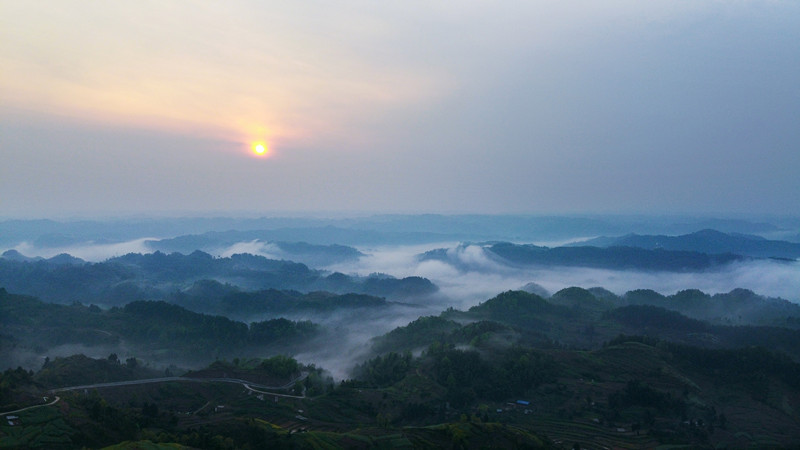 春來(lái)三月，萬(wàn)物復(fù)蘇，霞光滿照，梁平區(qū)二環(huán)路大觀段的美景宛如一幅水墨畫。記者 向成國(guó) 攝