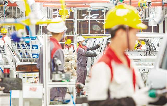 五月二十九日，長城汽車永川生產(chǎn)基地，生產(chǎn)線上工人正在作業(yè)。首席記者 崔力 攝/視覺重慶