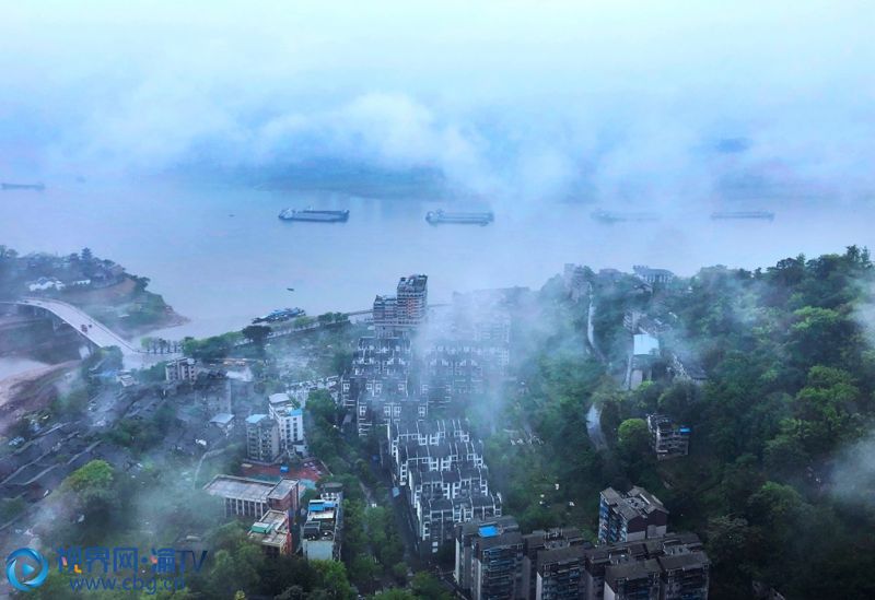 4月21日，重慶市長壽區(qū)轄區(qū)內(nèi)的長江、街道、樓房，在雨霧中時隱時現(xiàn)，宛若一幅美麗的油畫。攝影：袁志龍