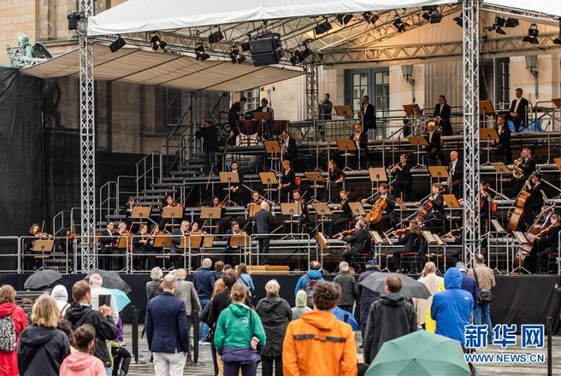 这是6月20日在德国柏林宪兵广场拍摄的露天音乐会现场。新华社发（费利克斯·略希纳摄）