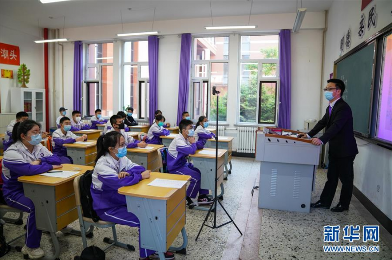 5月28日，哈尔滨市实验学校毕业年级的学生在教室中上课。 当日，黑龙江省初中毕业年级返校复课，有序恢复在校学习生活。 新华社记者王松摄