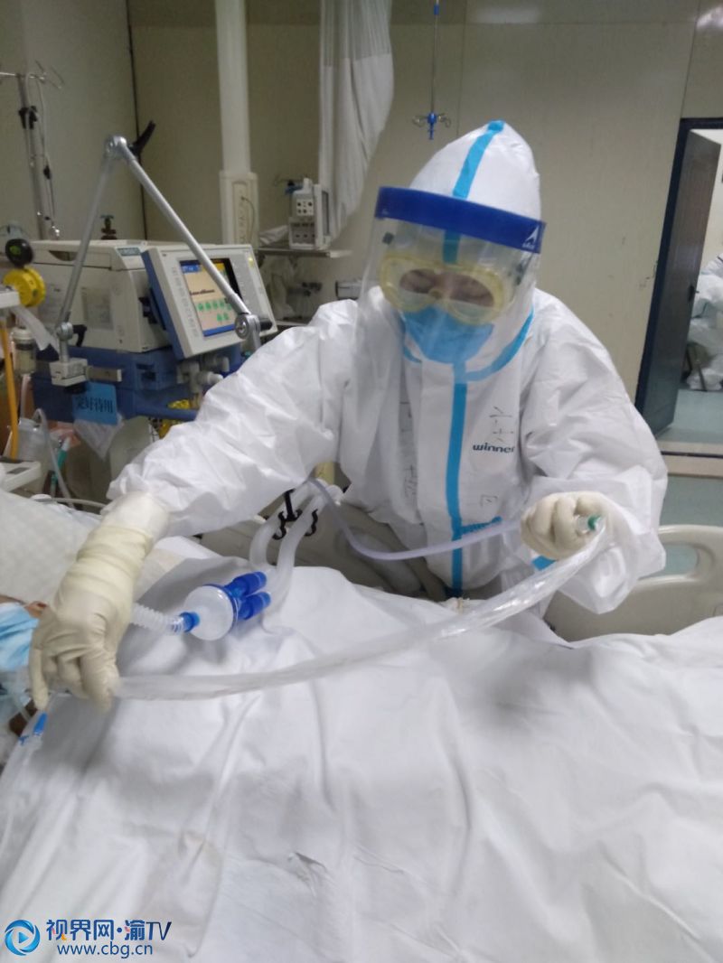 区人民医院重症医学科护师曹丹正在护理气管插管患者受访者供图
