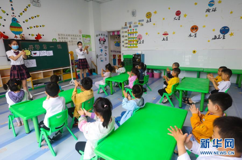 5月25日，河南省信阳市光山县光州幼儿园的小朋友在“开学第一课”上学习洗手消毒方法。 当日，河南省信阳市光山县幼儿园开园。 新华社发（谢万柏 摄）