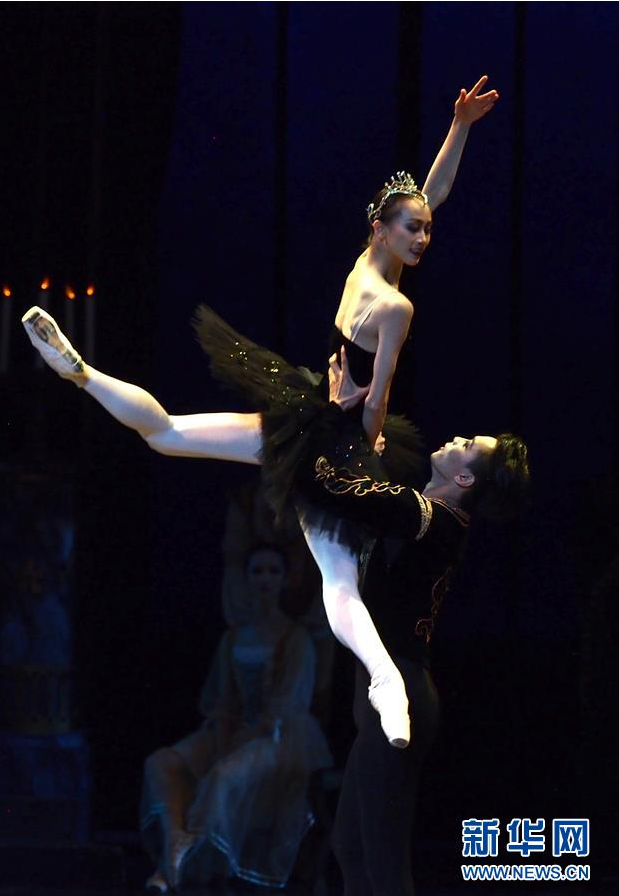 6月18日晚，上海芭蕾舞团演员在上海大剧院演出经典芭蕾舞剧《天鹅湖》。　　当晚，在演出停摆近五个月后，上海大剧院上演上海芭蕾舞团经典版芭蕾舞剧《天鹅湖》，由此拉开新冠疫情后的复演序幕。此次复演，上海大剧院售票划定不超过30%的上座“红线”，确保观众间隔就座；同时启用人员进出管理系统，用作观演人员的信息核验。 新华社记者 任珑 摄