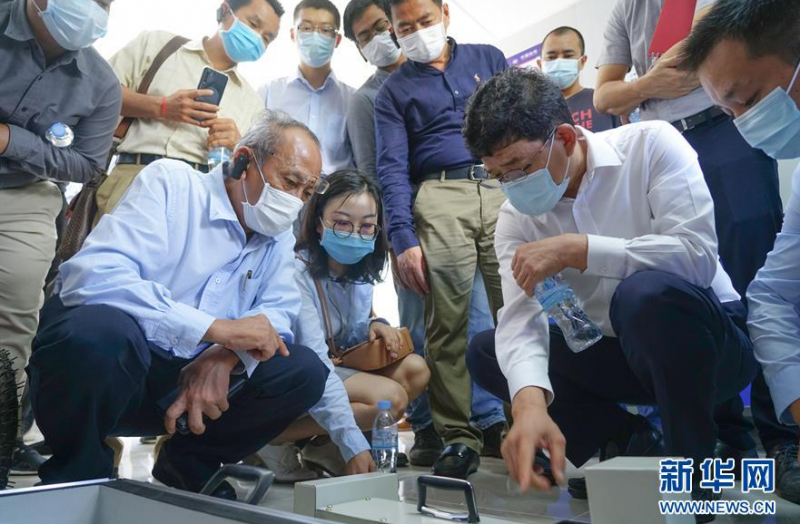 6月12日,柬埔寨公共工程与运输部国务秘书伊布纳(前左一)参观位于柬埔寨磅士卑省的金边-西港高速公路项目中心试验室。 柬埔寨公共工程与运输部国务秘书伊布纳14日接受新华社记者采访时表示,希望金边-西港高速公路(简称“金港高速”)项目中心试验室能够推动柬中双方开展更多技术交流与人员培训,让中国先进技术和经验惠及柬埔寨基础设施建设。金港高速项目由中国路桥工程有限责任公司投资建设,建成后将成为柬埔寨第一条高速公路。 新华社发(金港高速公路项目总承包经理部供图)