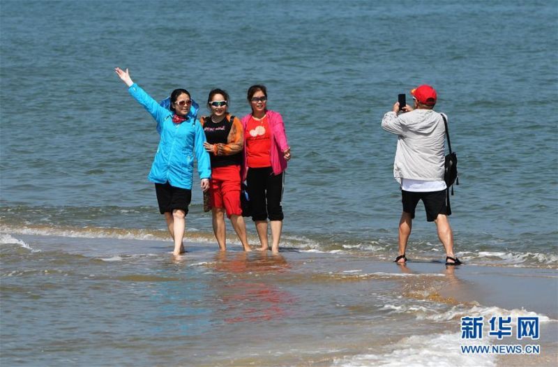 　　6月19日，游客在“鱼骨沙洲”上合影留念。 新华社记者魏培全摄