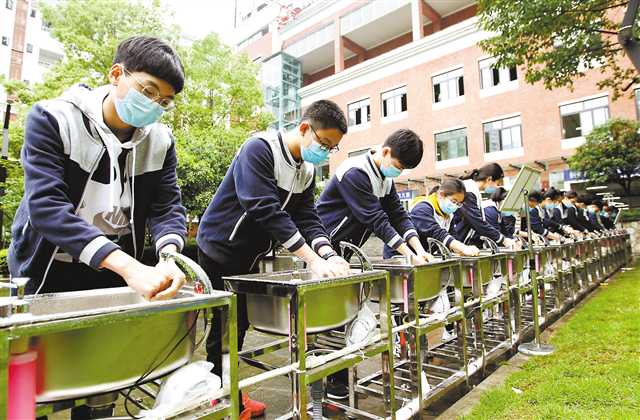  4月20日，重慶徐悲鴻中學(xué)校，食堂外新增了水槽，學(xué)生洗手十分方便。記者 盧越 攝