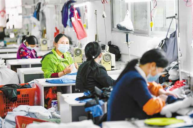 4月3日，巫山縣雙龍鎮(zhèn)烏龍村“扶貧車間”，婦女們正在加工服裝。記者 鄭宇 攝