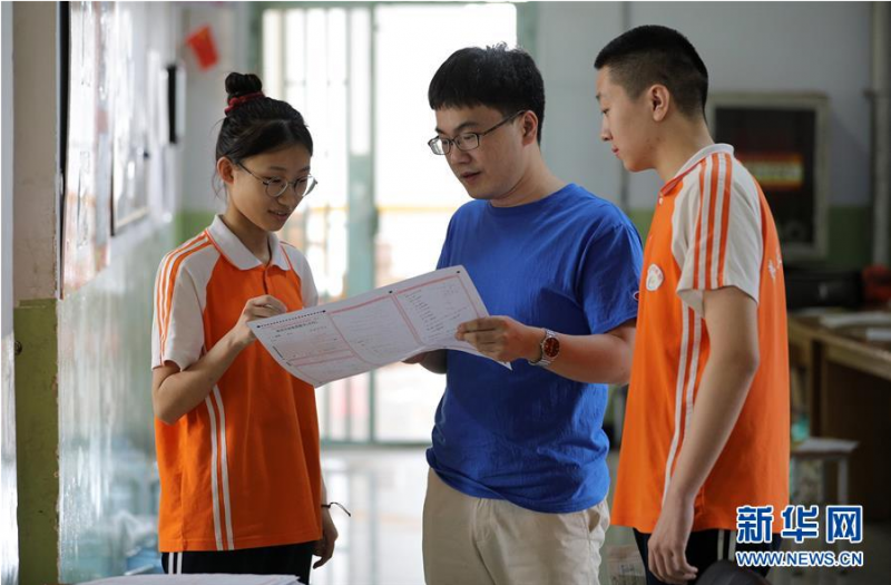 6月18日，河北省衡水市第十四中学高三年级数学老师（中）为学生讲解试题。 距2020年全国高考还有不到20天的时间，考生复习进入最后冲刺阶段。河北省衡水市第十四中学在积极做好高三学生复习备考的同时，开展多种形式的减压活动，帮助学生释放紧张情绪，以自信乐观的心态迎接高考。 新华社记者 朱旭东 摄