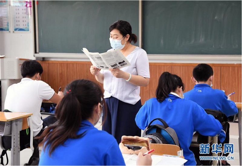 5月28日，北京市第十八中学的初三年级学生在上课。北京市第十八中学共有初三年级学生340余名，学校在做好初三年级学生中考文化课备考的同时，加强学生心理及身体素质的锻炼，以最好的精神状态备战中考。 据悉，2020年北京中考报名人数为7.5万人，比去年增加25%。 新华社记者 任超 摄
