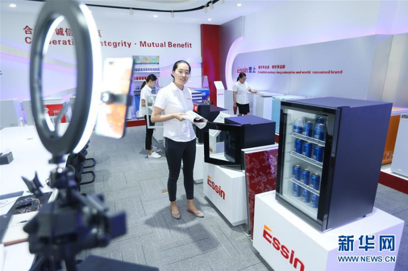 6月15日,在青岛营上电器有限公司,营销人员通过广交会直播平台推介出口到海外市场的冰箱。 当日,第127届广交会拉开帷幕。这是我国首次将广交会整体性“搬上云端”。本届广交会会期10天,保持24小时不间断,按16大类商品设置50个展区,180万件展品同期上线展示。 新华社发(梁孝鹏 摄)