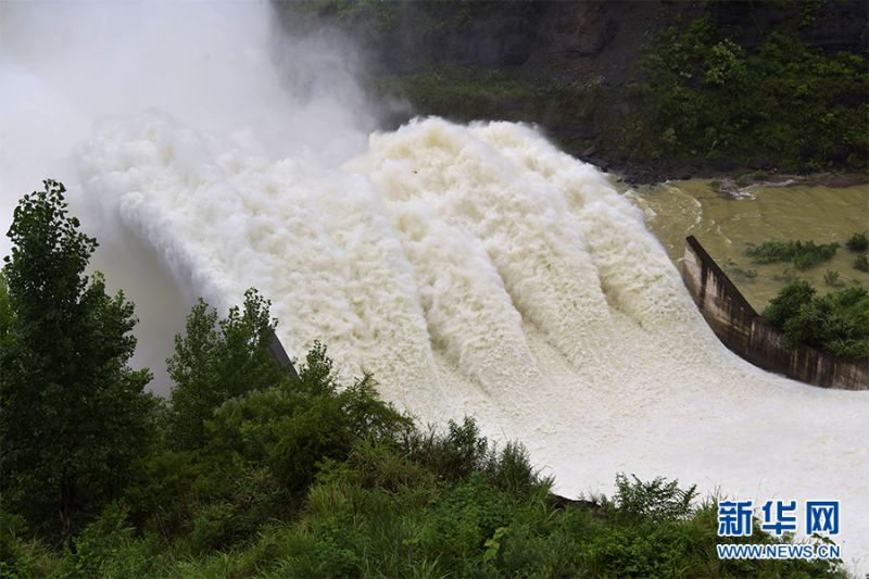 当地气象部门预计，到本月22日仍有较强降雨天气过程，且前期降雨较多，地质灾害气象风险等级较高，要加强防范因强降雨引发的山洪、山体滑坡、泥石流等次生灾害。新华网发（陈碧生 摄）