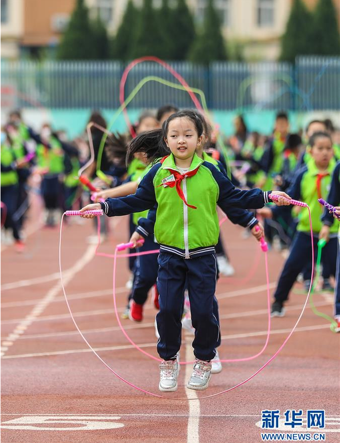 6月2日，在山东省荣成市第二实验小学的操场上，小学生们在跳绳。 伴随着学生们的返校复课，各地中小学幼儿园的操场又热闹起来。学校在做好防控措施的同时，保证学生们的体育锻炼时间，引导学生恢复体能、放松心情。 新华社发（李信君 摄）