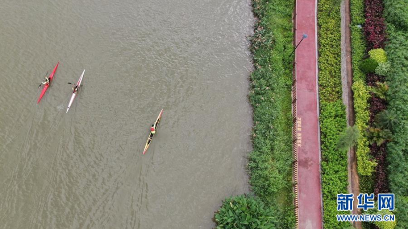 6月15日,划艇运动员在茅洲河上训练(无人机照片)。新华社记者 邓华 摄