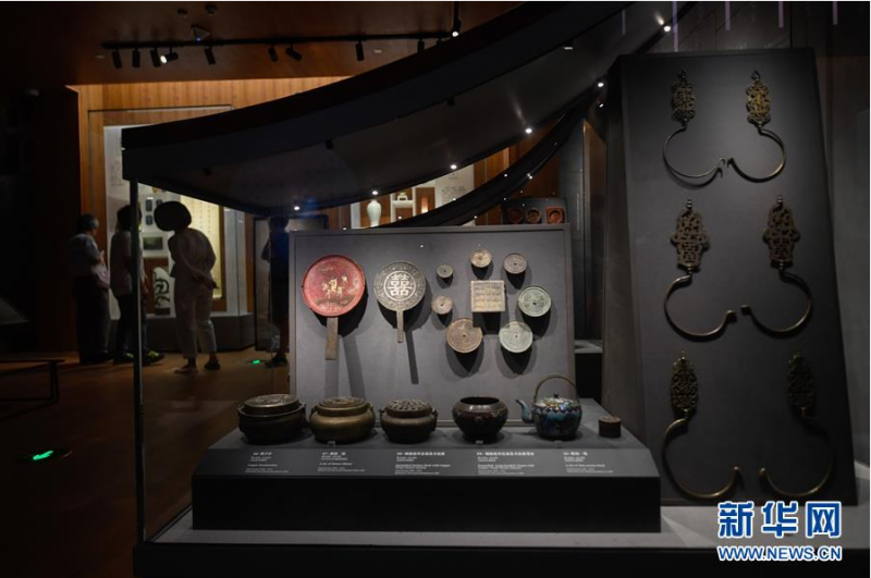 6月12日，观众在奉化博物馆观看明清时期的民间器物。 当日，主体建筑由原热电厂发电车间改造而来的浙江省宁波市奉化博物馆首次向公众开放。该博物馆建筑保留了原热电厂的柱梁等钢结构体系和煤斗、耐火砖等工业遗存，带有浓厚的工业风。展厅面积约6000平方米，由3个常设展厅和5个临时展厅组成，目前基本陈设的文物达3000多件。 新华社记者 黄宗治 摄