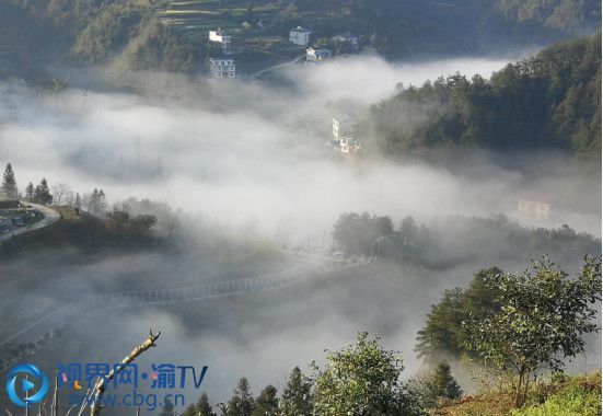 秀山縣中平鄉(xiāng)中寨村位于渝黔邊區(qū)地帶，緊鄰貴州省松桃縣迓駕鎮(zhèn)，山巒疊翠，環(huán)境優(yōu)美，冬春多霧，夏秋多云，山影掠形，扶貧產(chǎn)業(yè)多點發(fā)力。（楊坤 攝）