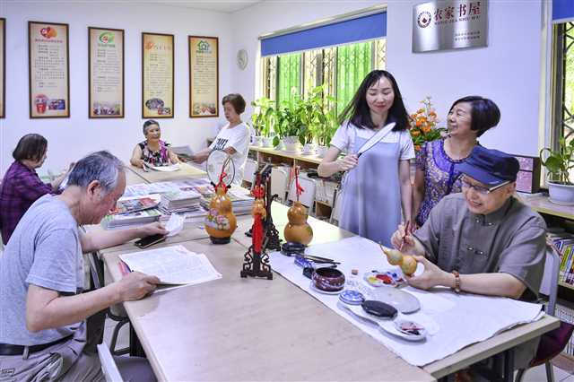  6月10日，南岸區(qū)南湖社區(qū)，居民在“微益坊”畫畫、閱讀。記者 齊嵐森 通訊員 郭旭 攝/視覺重慶