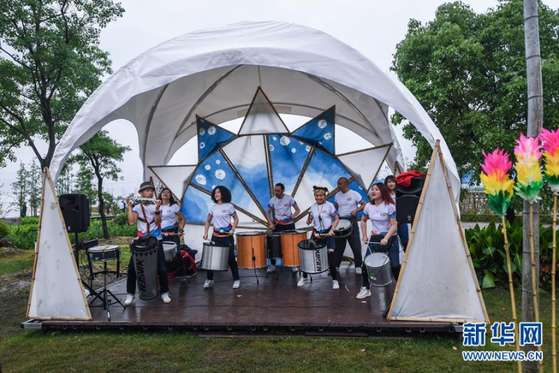 这是石淙花海内的音乐表演（5月30日摄）。新华社记者 徐昱 摄