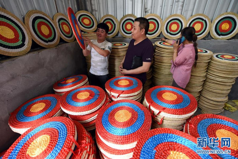 6月2日,山东省郯城县三强秸秆综合利用农民专业合作社的社员向客商介绍秸秆工艺品。 麦收时节,山东省临沂市郯城县农民把收获的小麦等秸秆晾晒消毒后编制成精美的工艺品,既避免了秸秆焚烧造成的环境污染,又可增加收入。 近年来,当地政府因势利导,协调资金扶持创办多家草编合作社,通过网商、直播带货等渠道推销秸秆工艺品。目前,全县已注册成立秸秆工艺品公司、合作社70余家,年编织销售草编工艺品100多万件(套),带动当地10多个专业村上万名农民从事秸秆工艺品编织,助农民增收致富。 新华社发(房德华 摄)