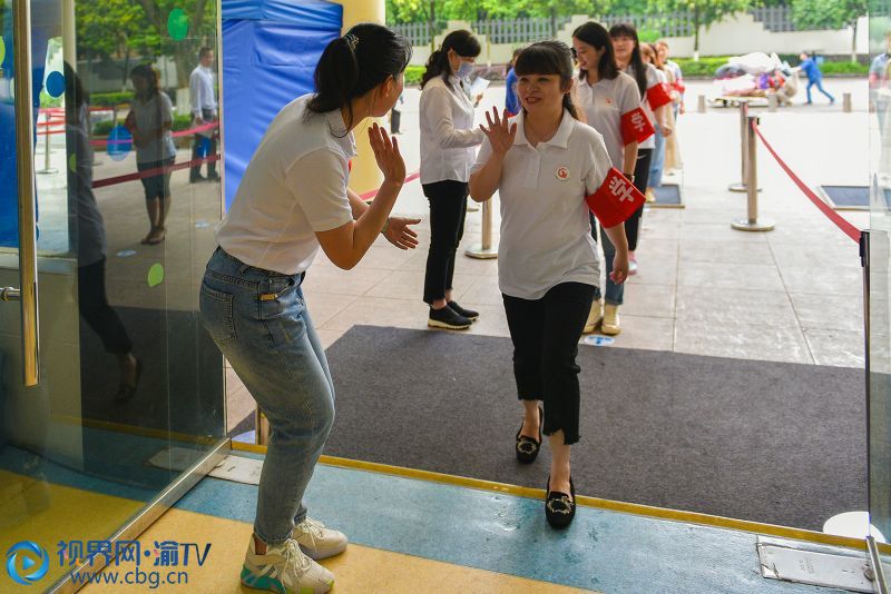 班主任在校門迎接小朋友們（攝影：沈宥臻）