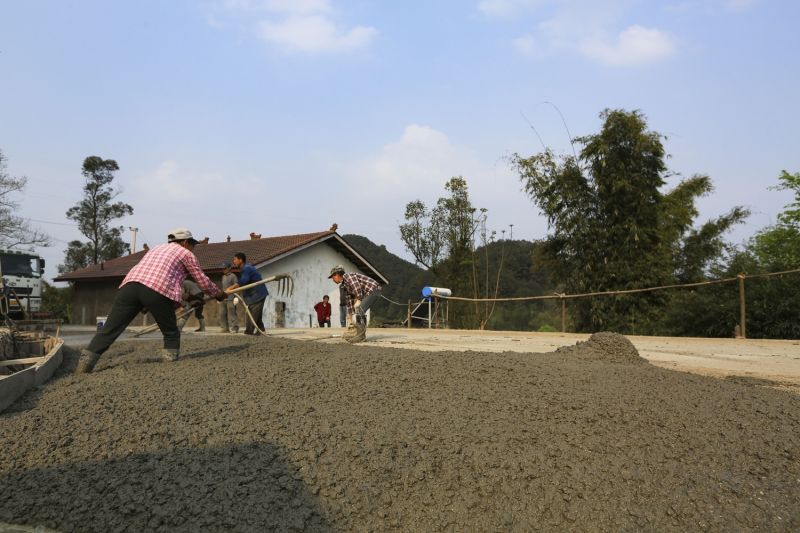 重慶市北碚區(qū)西山環(huán)線施工現(xiàn)場(chǎng)，工人們忙著給路基澆筑混凝土。